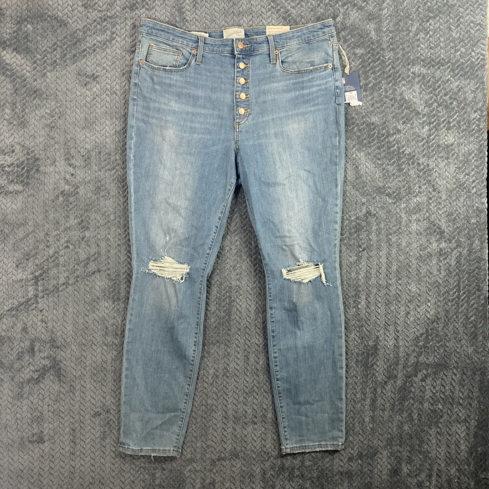 Universal Threads Womens 18/34R High Rise Skinny Light Denim Ripped Jeans NWT